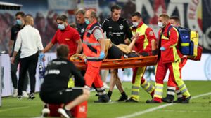 Der nächste Fall für die Sanitäter: VfB-Stürmer Sasa Kalajdzic verletzt sich in Leipzig an der Schulter. Foto: Baumann/Cathrin Mueller