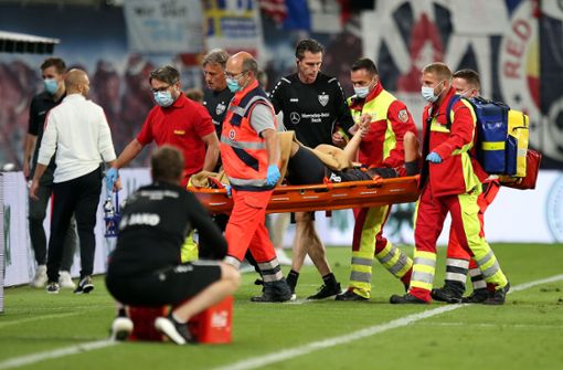 Der nächste Fall für die Sanitäter: VfB-Stürmer Sasa Kalajdzic verletzt sich in Leipzig an der Schulter. Foto: Baumann/Cathrin Mueller