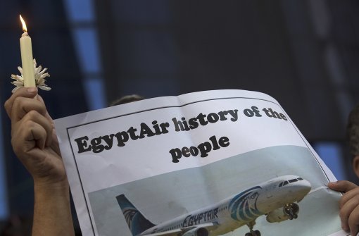 Ein ägyptischer Journalist hält bei einer Mahnwache das Bild der vermissten Egyptair-Maschine hoch. Foto: AP