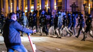 Die Polizei ist am Samstagabend in Stuttgart erneut angegriffen worden und musste ein Großaufgebot einsetzen. Foto: dpa