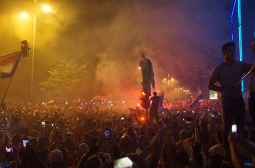 Mehr als 3000 Fans haben auf der Theodor-Heuss-Straße den WM-Sieg der Kroaten gefeiert. Foto: Andreas Rosar Fotoagentur-Stuttg