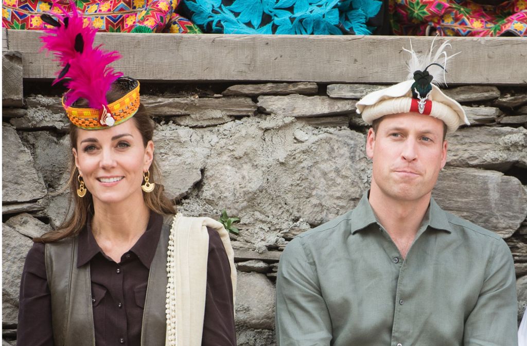 Ich hab’ drei Federn auf dem Kopf, ich bin ein Royal:  Der britische Prinz William von Großbritannien und Kate, Herzogin von Cambridge, tragen auf ihrer Pakistan-Reise verschiedene landestypische Kopfbedeckungen.
