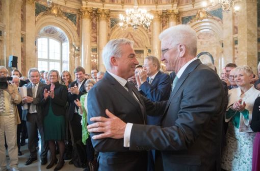 Innenminister Thomas Strobl (links) beglückwünscht Winfried Kretschmann zu dessen Geburtstag. Foto: dpa