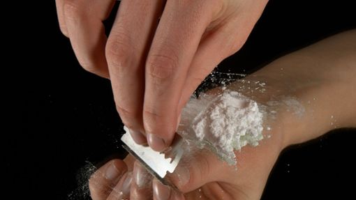 Die Berliner Staatsanwaltschaft hat eine Polizistin wegen mutmaßlichen Kokainbesitzes angeklagt (Symbolbild). Foto: IMAGO/Pond5 Images/IMAGO/xslowmotionglix