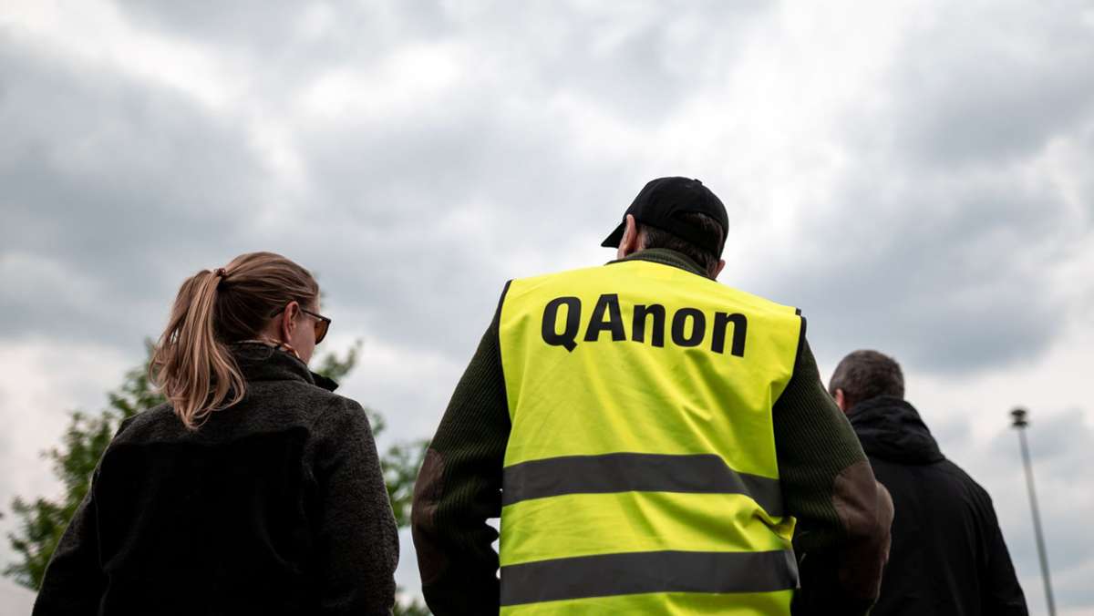 Demos gegen Corona-Maßnahmen: QAnon – die Gefährlichkeit absurder Geschichten