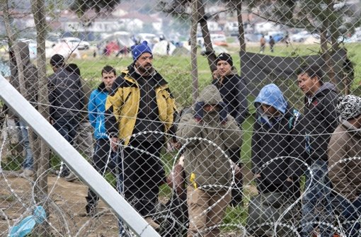 Seitdem Mazedonien die Grenze geschlossen hat, sitzen die Migranten fest. Foto: dpa