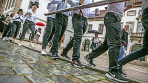 Zweigleisig gehen: Ein Fuß auf der Straße und ein Fuß auf dem Gehweg sind beim Esslinger Kandelmarsch Tradition. Foto: Roberto Bulgrin