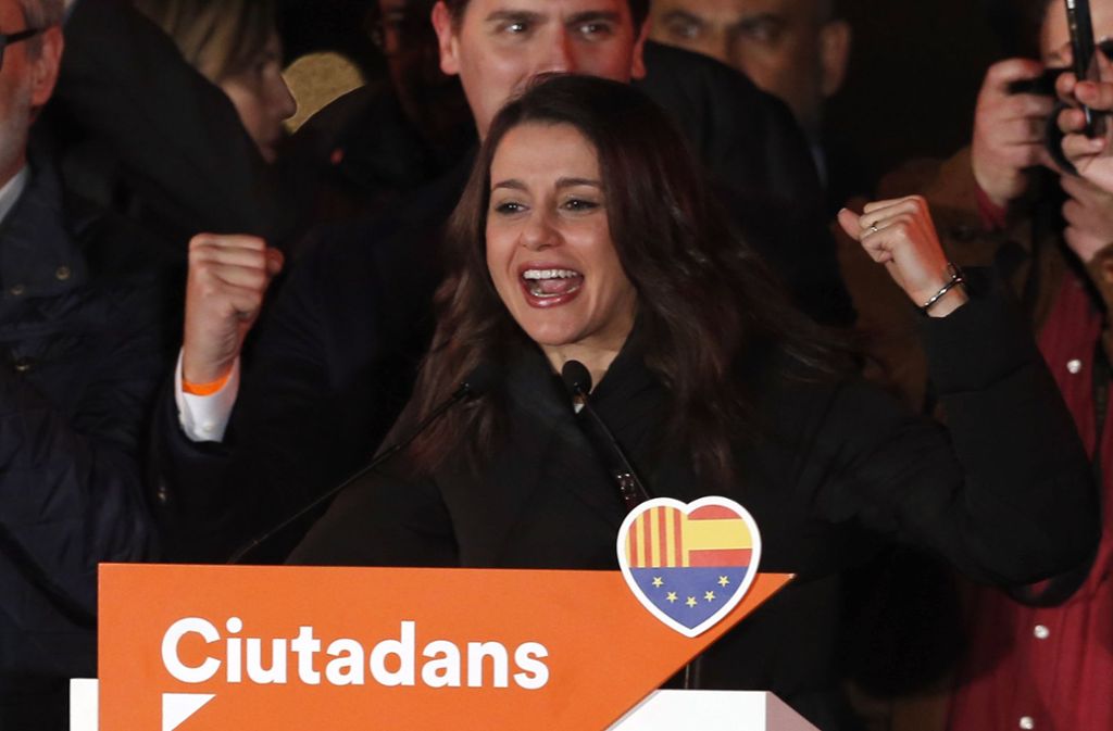 Die Vorsitzende der Fraktion der Partei Ciudadanos, Ines Arrimadas, hat die Wahl gewonnen – und dennoch verloren. Sie will, dass Katalonien bei Spanien bleibt, doch  die Separatisten haben die absolute Mehrheit errungen.