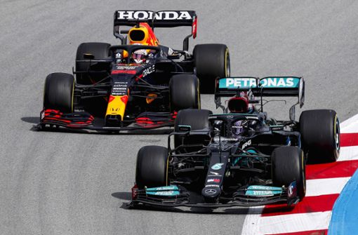 Triumph durch Taktik: Beim Rennen in Barcelona zog Lewis Hamilton (re.) in der Schlussphase dank der besseren Reifen an Max Verstappen vorbei. Foto: imago//Zak Mauger