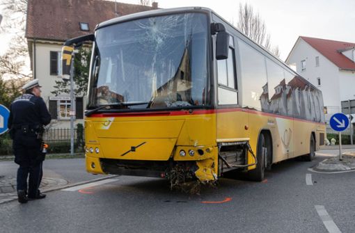 Der Bus steht nach dem Unfall in der Ortsmitte Beuren. Foto: 7aktuell.de/Moritz Bassermann/7aktuell.de