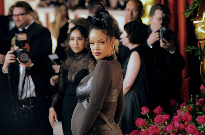 Oscars 2023: Rihanna setzt ihren Babybauch in Szene