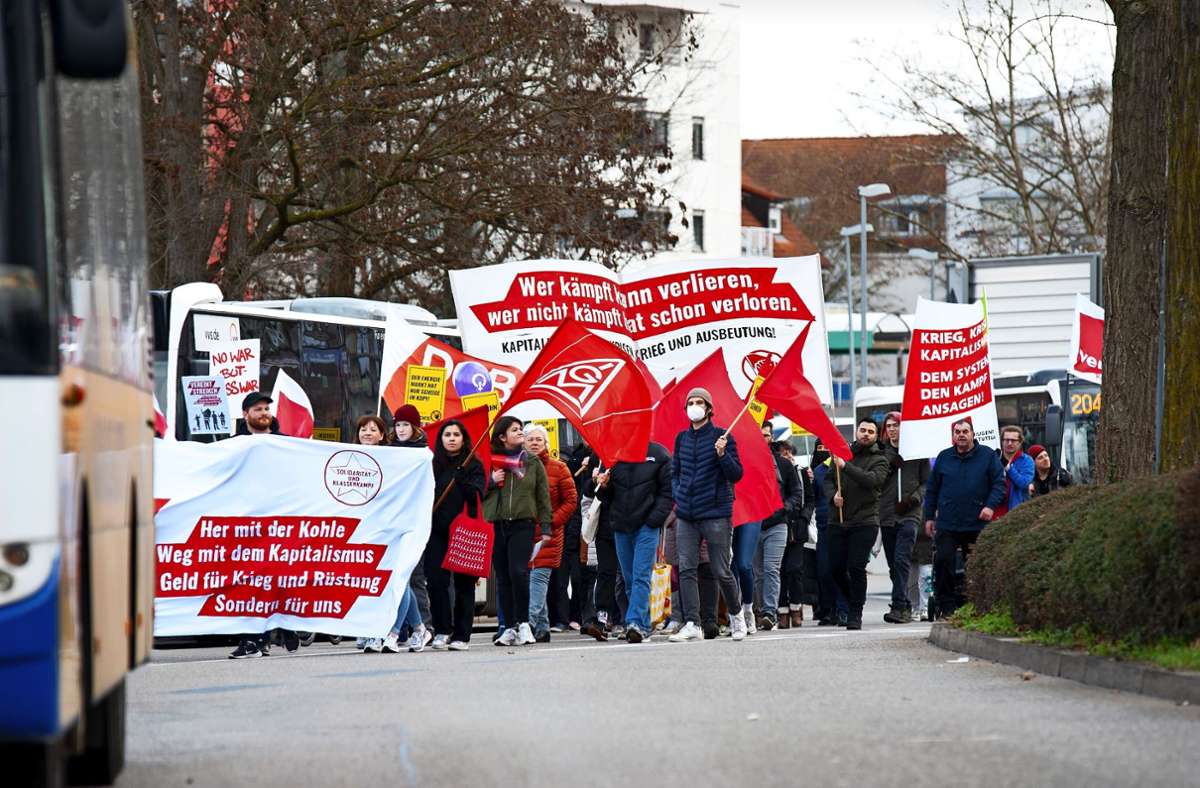 Nach der Kundgebung auf dem Alten Postplatz  marschierten die Teilnehmer durch die Stadt zum Waiblinger Bahnhof. Foto: Frederick Kämpfert