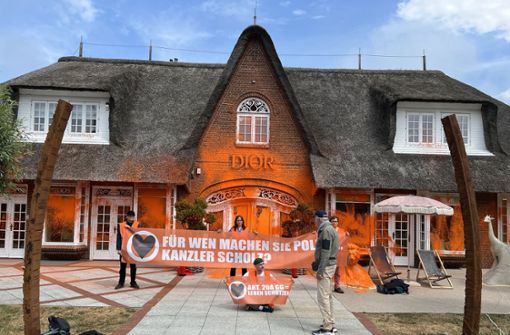 Die Klima-Aktivsten besprühten das Luxusmodegeschäft auf Sylt. Foto: dpa/Julius-Christian Schreiner
