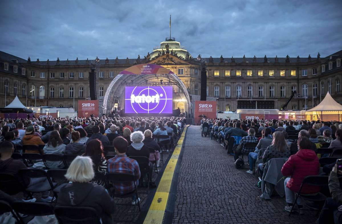 2100 Gäste haben am Donnerstagabend die ausverkaufte „Tatort“-Premiere beim zwölften SWR-Sommerfestival auf dem Schlossplatz erlebt.