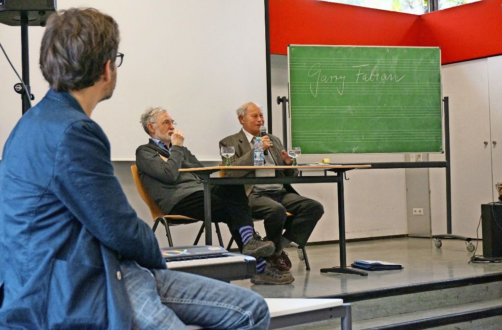Zeitzeuge Garry Fabian (rechts) antwortet auf eine Schülerfrage. Jupp Klegraf  war als Übersetzer dabei. Foto: Leonie Thum