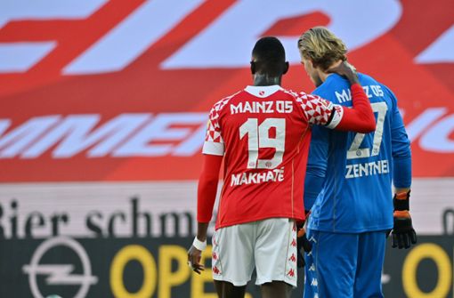 Der Mainzer Spieler Moussa Niakhate (l.) tröstet nach dem Gegentreffer zum 0:1 Torwart Robin Zentner. Foto: dpa/Torsten Silz