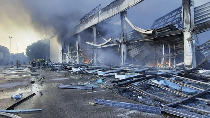 Opferzahl nach Raketenangriff auf Einkaufszentrum steigt weiter
