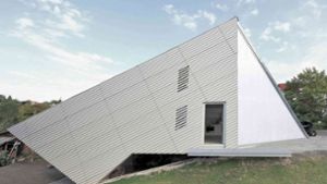 Sieht größer aus als es ist: auf nur 82 Quadratmetern konzentriert sich das Wohnglück in diesem preisgekrönten Einfamilienhaus in Esslingen. Der Architekt Thomas Sixt Finckh hat dieses Tiny House geplant. Foto: Thomas Sixt Finckh/finckharchitekten.de