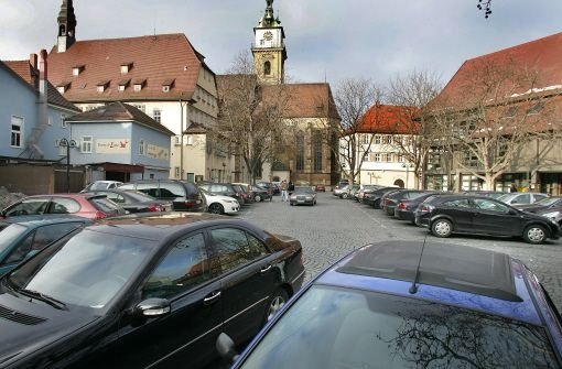 Autos parken auf dem Cannstatter Marktplatz. Noch! Foto: Kern
