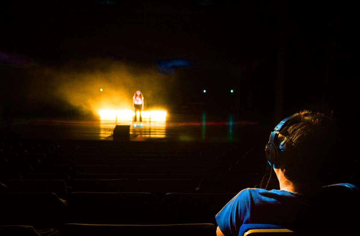 Der  Zuschauer   als Mitmacher: Ein Teilnehmer des Theaterparcours  „Black Box“ von Rimini Protokoll sitzt im Saal und  einer steht auf der Bühne. Text hören beide via Kopfhörer.
