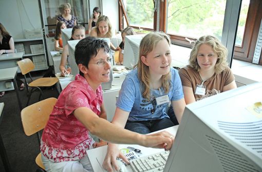 Bisher hat IBM nur mit Gymnasien kooperiert. Bereits 2006 weckten  IT-Mitarbeiterinnen am Böblinger Max-Planck-Gymnasium junge Frauen das Interesse am Computern. Foto: Archiv/Bischof
