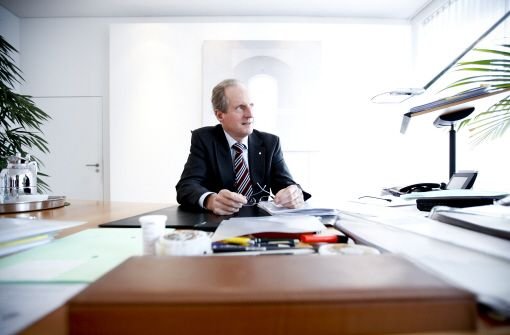 OB Wolfgang Schuster an seinem Schreibtisch. Foto: Piechowski