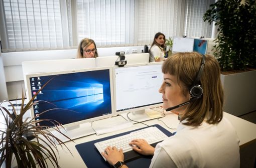 In einem Callcenter gehen die Anrufe der Patienten ein. Dort werden die Daten  aufgenommen und an die Teleärzte weitergeleitet Foto: Lichtgut/Achim Zweygarth