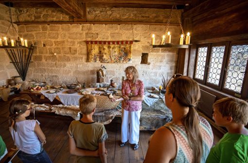 Anneliese Welz führt Besucher durch die Burg Wäscherschloss – und erzählt zum Beispiel, wie früher Feste gefeiert wurden. Foto: Michael Steinert
