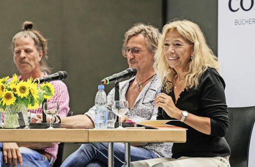 Lisa Federle auf der Bühne der Gemeindehalle, neben ihr Dieter Thomas Kuhn und Philipp Feldtkeller. Foto: Stefanie Schlecht