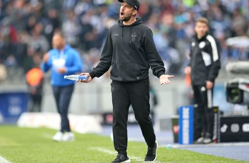 Der VfB-Trainer Sebastian Hoeneß will in der Stuttgarter Mannschaft die Balance zwischen Defensive und Offensive finden. Foto: Baumann/Cathrin Müller