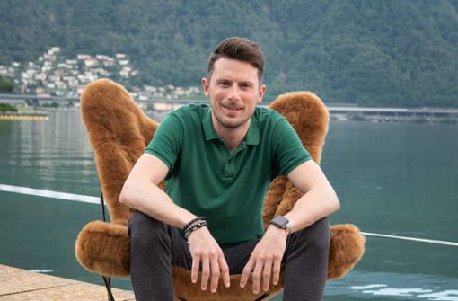 Jannik Weich, Gründer von Weich Couture Alpaka, auf einem seiner Butterfly Chairs aus Alpaka-Fell.