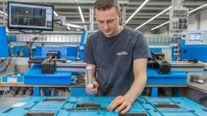 Ein Mitarbeiter der Firma Marbach in Heilbronn arbeitet an einer Stanzform. Mit Stanzformen können Faltschachteln, aber auch Verpackungen aus Wellpappe oder Kunststoff hergestellt werden. Foto: Marbach