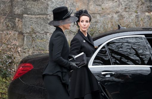 Sie mögen sich offenbar nicht besonders: Dänemarks Kronprinzessin Mary   (links) und ihre Schwägerin Prinzessin Marie (hier bei einer Beerdigung). Foto: dpa/Guido Kirchner