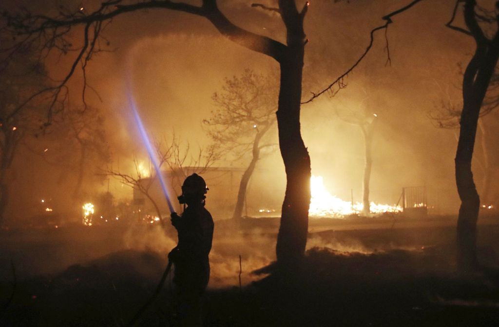 Zwei große Waldbrände westlich und östlich von Athen sind am Montag außer Kontrolle geraten.
