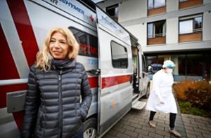 Lisa Federle hat ein Arztmobil angeschafft, das im Landkreis Tübingen von Altenheim zu Altenheim tourt, um Corona-Abstriche zu machen. Foto: Gottfried Stoppel