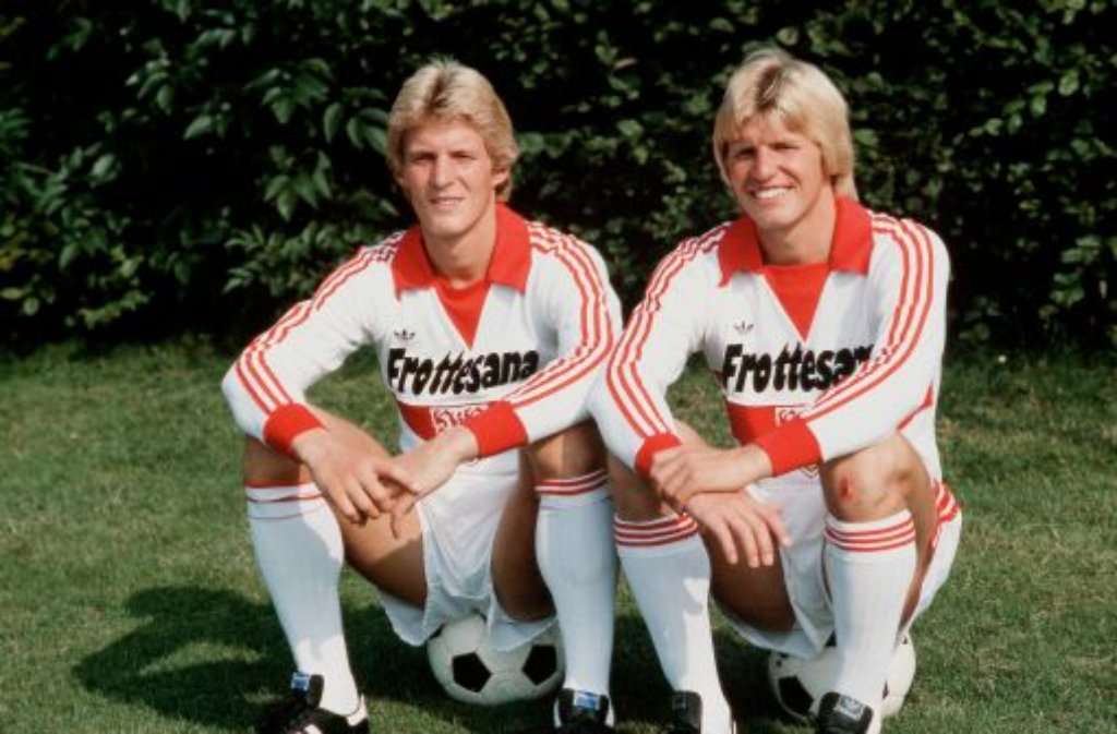 Um die 20 Jahr, blondes Haar - so standen die Brüder Karlheinz und Bernd Förster für den VfB Stuttgart auf dem Platz. Lag es am weizenfarbenen Haupthaar, dass Karlheinz der Treter mit dem Engelsgesicht genannt wurde?