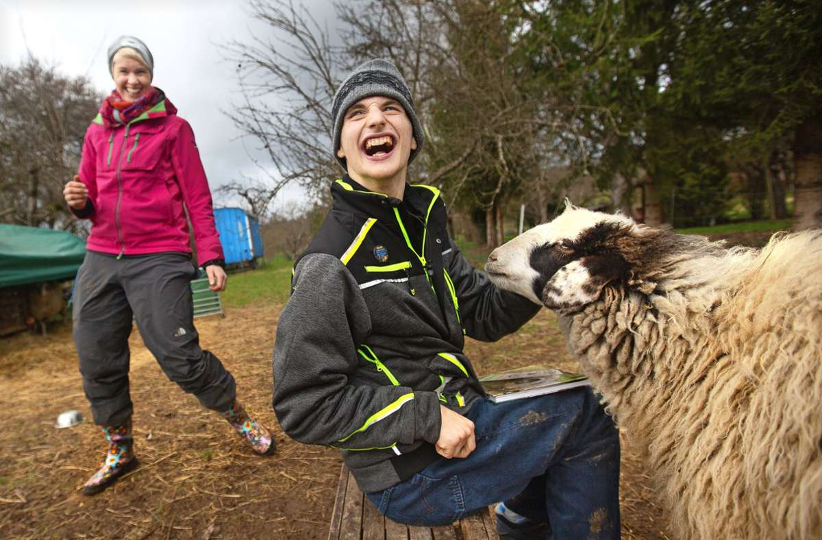 Gitti Wierichs (links) und der 19-Jährige Justin haben eine gute Zeit mit den Schafen. Foto: Ines Rudel
