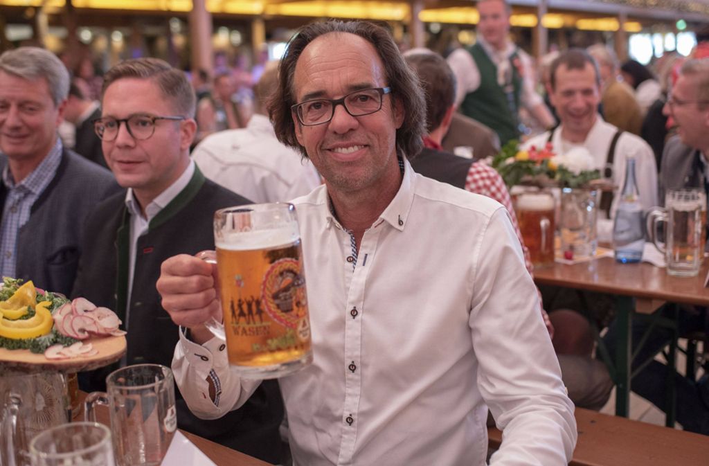 Kabarettist Christoph Sonntag lässt sich sein Bier schmecken.