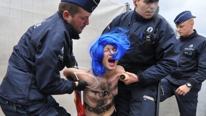 Femen-Frauen zeigen blanke Brüste