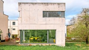 Über die unverputzte Betonfassade des Esslinger Einfamilienhauses gehen die Meinungen auseinander. Foto: Roberto Bulgrin