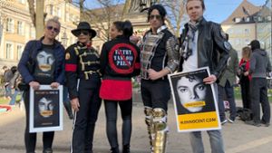 Rund 30 Anhänger zogen in die Münchner Innenstadt vor das inoffizielle Michael-Jackson-Denkmal. Foto: dpa