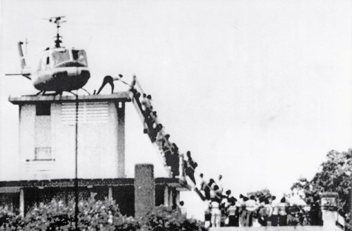 Schmach von Saigon: US-Hubschrauber retten Flüchtende vom Dach der US-Botschaft in Vietnam Foto: dpa