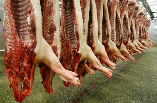 Per Gesetz sollen die Arbeitsbedingungen in der Fleischindustrie verbessert werden. (Symbolbild) Foto: dpa/Ronald Wittek