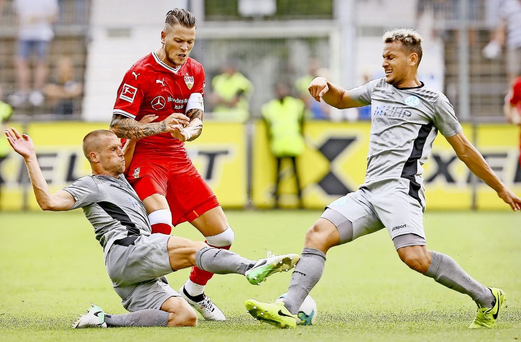 Winkt ein Einsatz in der Anfangsformation: David Müller (li.) und Alwin Komolong, die auch im Testderby gegen den VfB Stuttgart (hier im Zweikampf mit Daniel Gincezk) ein gutes Spiel machten.