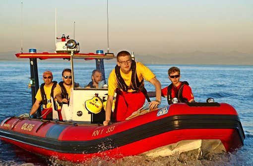 Die Wasserrettung naht: DLRG-Männer  proben mit ihrer knallroten, 55 Kilometer pro Stunde schnellen und sturmtauglichen Albatros für Notfälle, wie sie  jetzt im Sommer fast alltäglich sind. Foto: Daniel Völpel