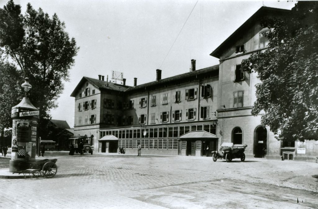 Der Bahnhofsvorplatz und die Musikhalle um das Jahr 1910