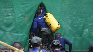 Jetzt wird es ernst: Die Taucher machen sich auf den Weg in die Höhle, um die eingeschlossenen Kinder zu retten. Foto: AP