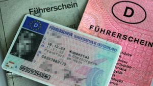 Deutsche Autofahrer müssen ihren Führerschein wohl deutlich früher umtauschen. (Archivfoto) Foto: dpa