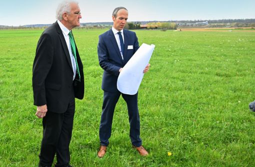 Gleich zwei Mal hat Ministerpräsident Winfried Kretschmann – hier mit Bürgermeister Johannes Züfle – in den vergangenen 14 Tagen Weilheim besucht. Foto: dpa/Bernd Weißbrod