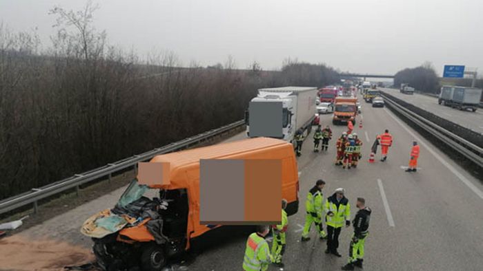 Autobahn nach heftigem Unfall zwei Stunden voll gesperrt